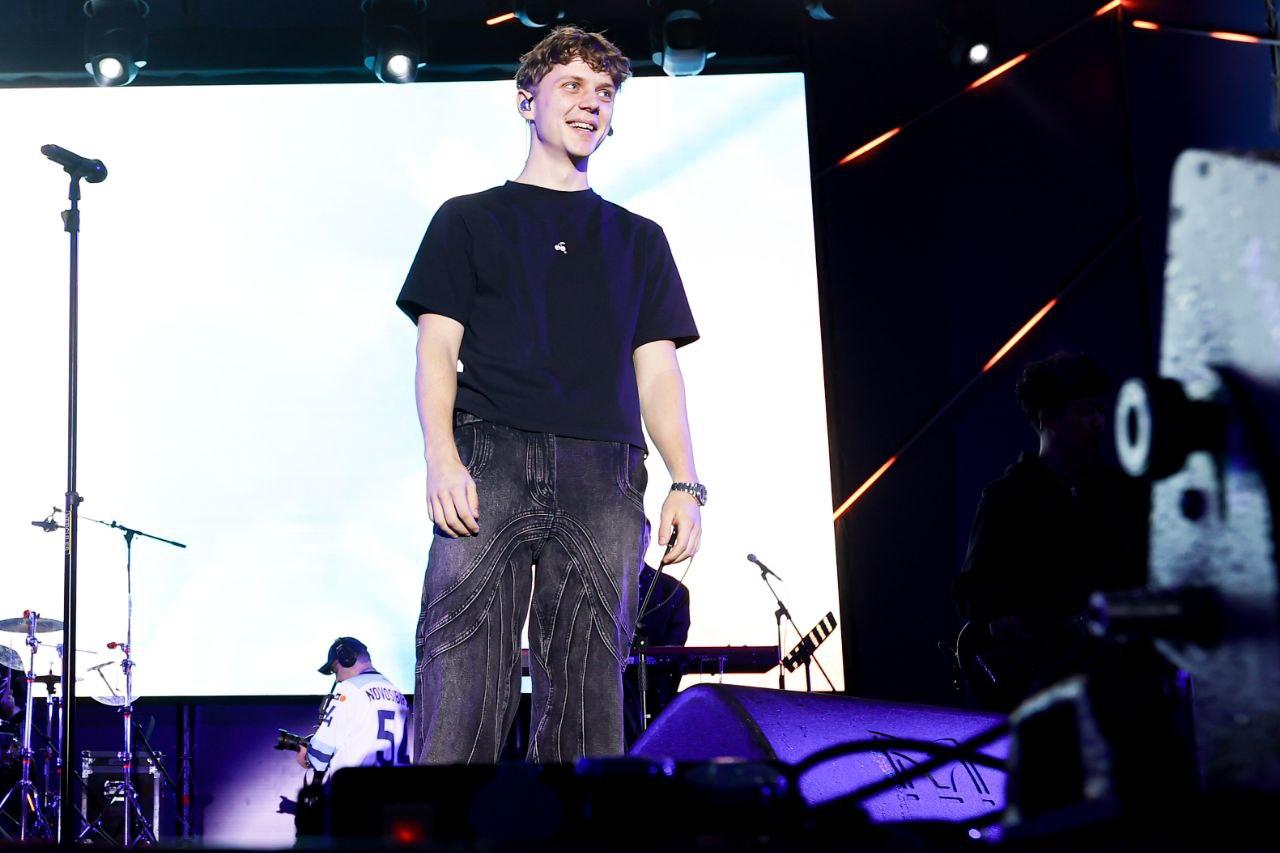 Фото Ваня Дмитриенко получил фирменную форму от новосибирского клуба ХК «Сибирь» 2